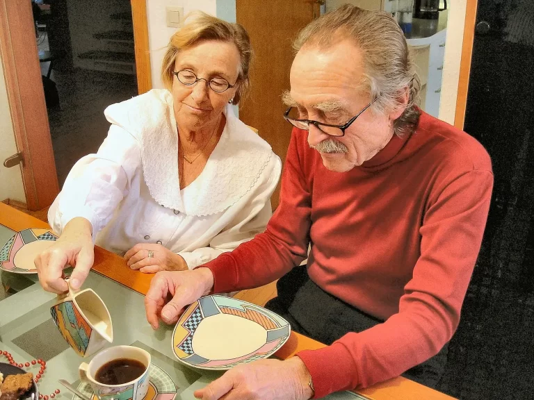 Personas mayores bebiendo café