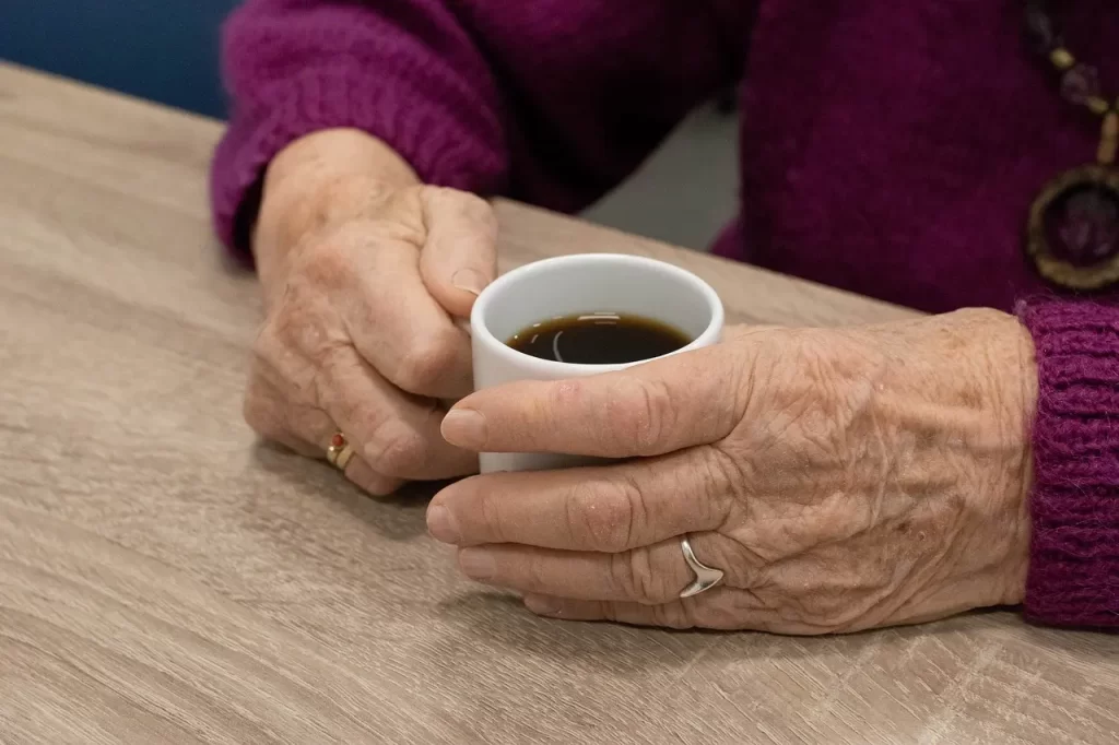 Persona mayor tomando café