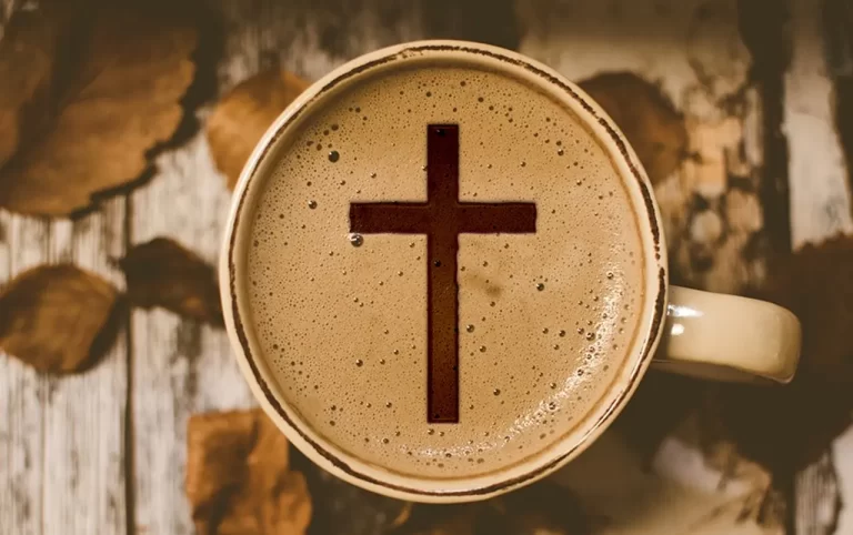 Café con cruz dibujada en su espuma