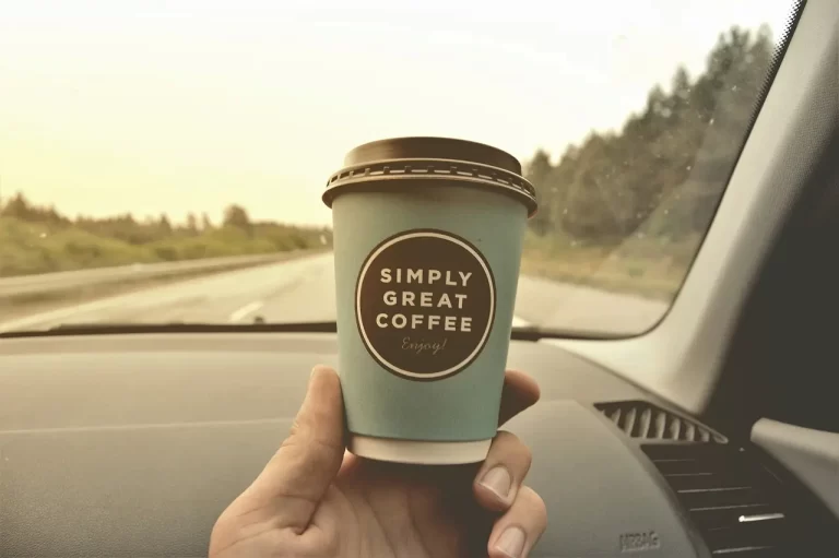 Tomar café antes de conducir.